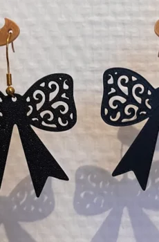 https://makerworld.com/en/models/2146508-earrings-christmas-bow#profileId-2325676